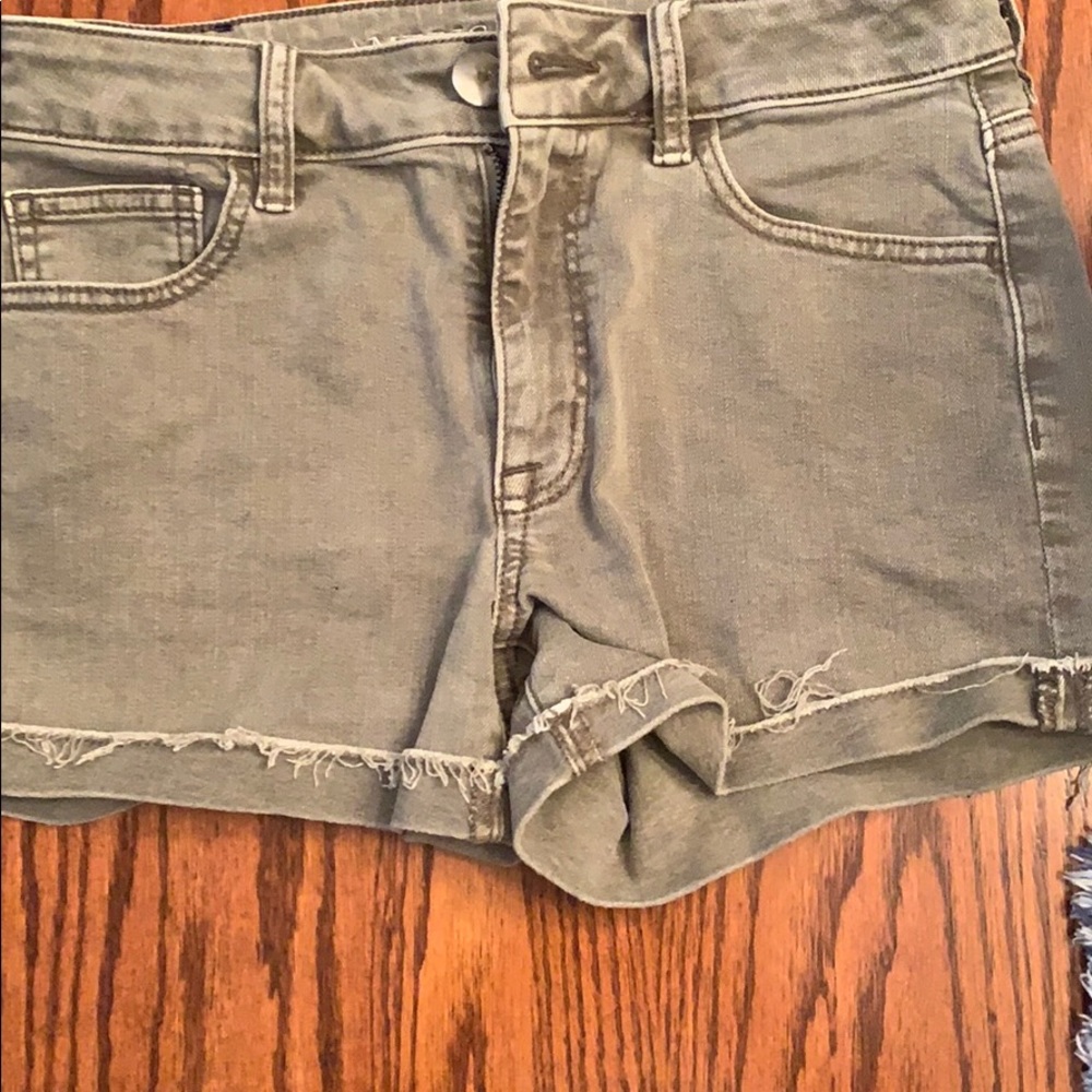 “Super super stretch” high-rise shorts